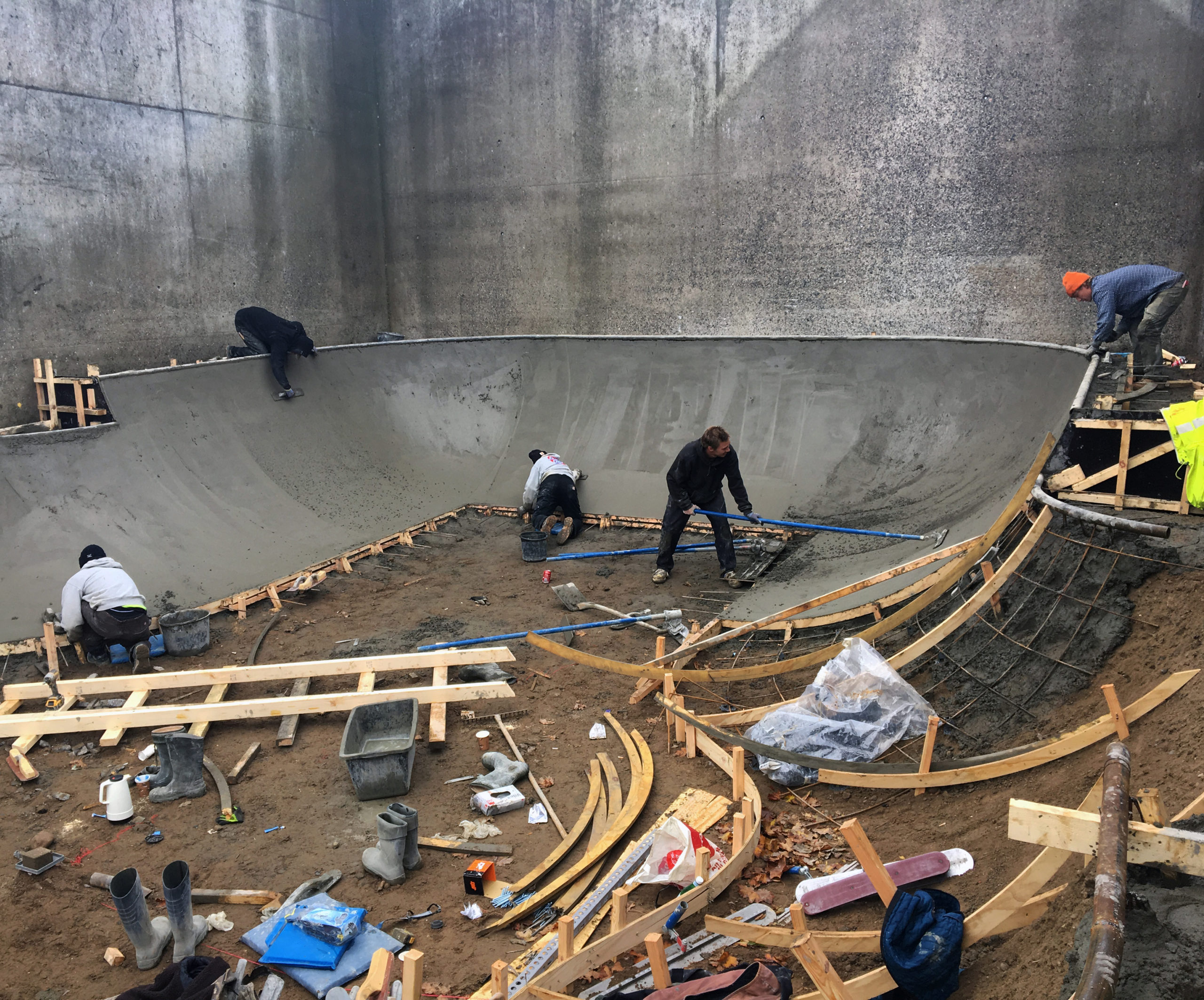 Medarbejdere støber ramper i buet beton