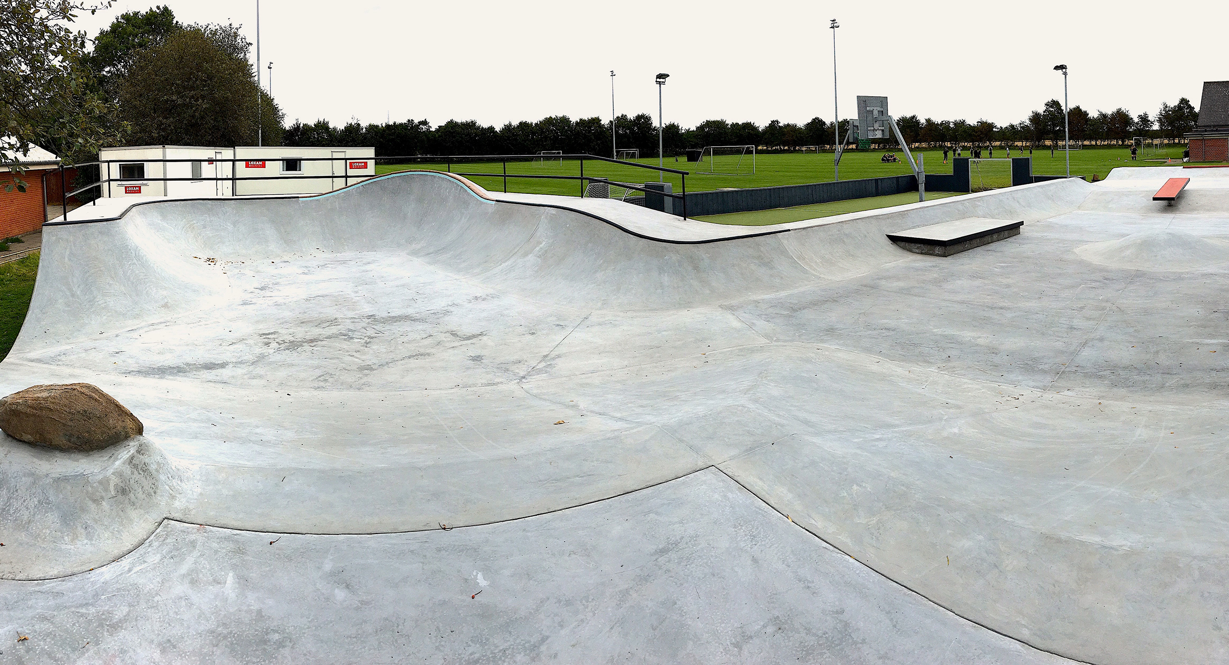 Her ses et beton-hip midt i Biersted skatepark