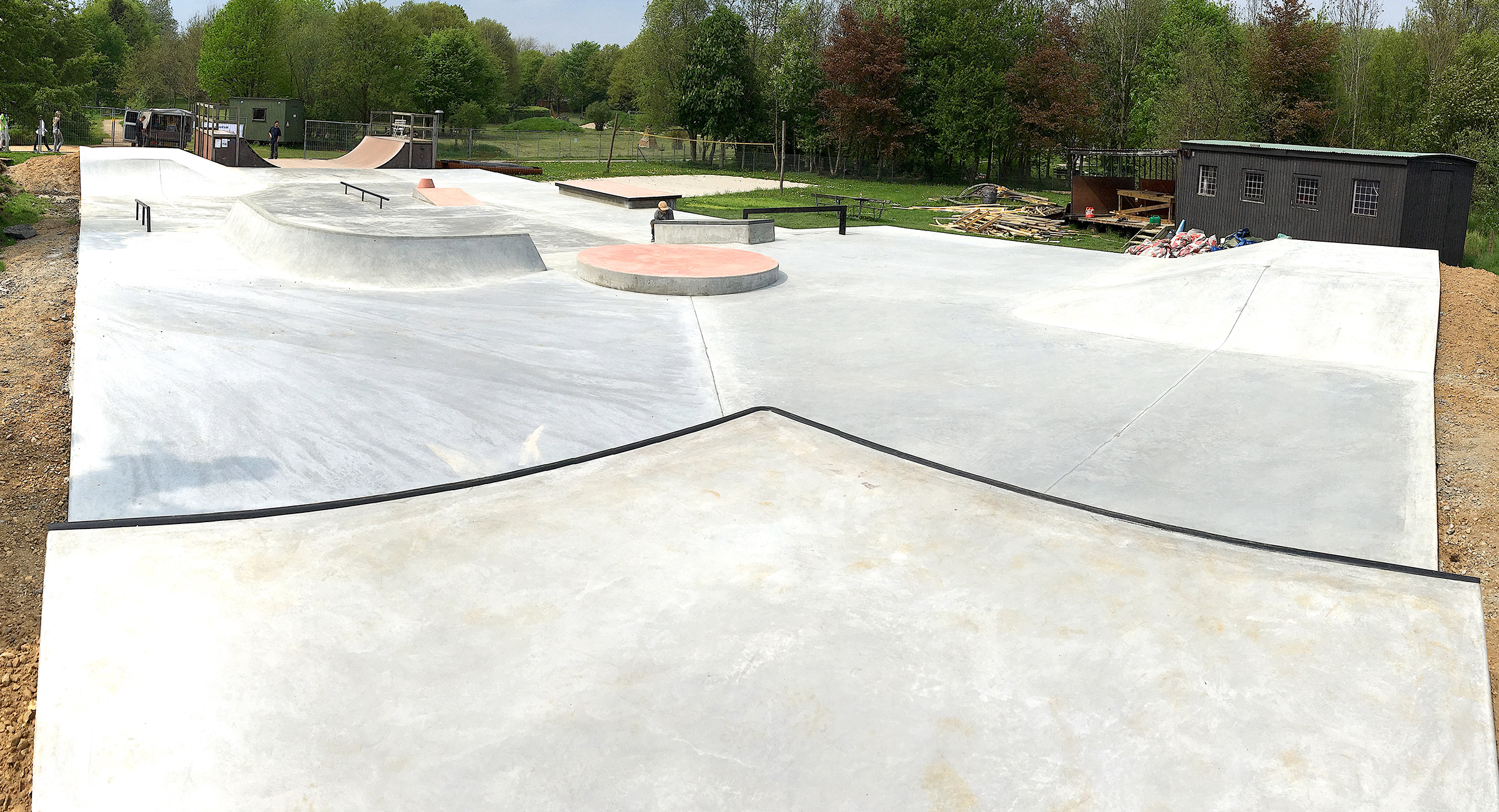 Overbliksbillede af Jelling Skatepark hvor man kan se flere skateboardramper i beton