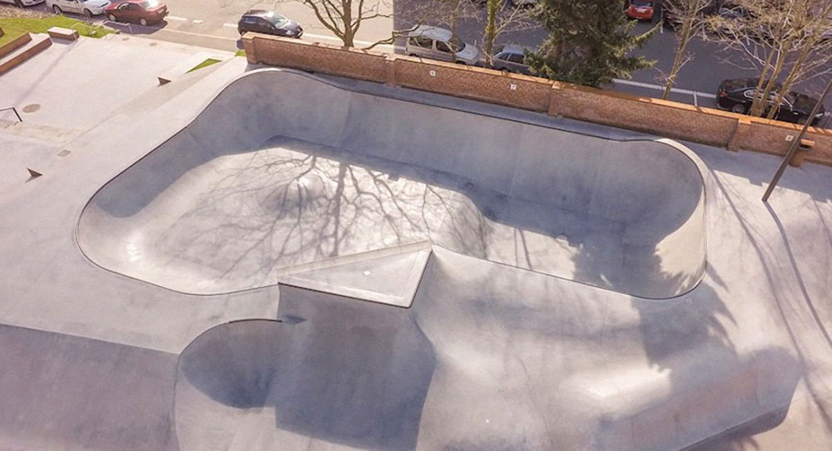 Her ses betonbowlen i Læssøesgade skatepark