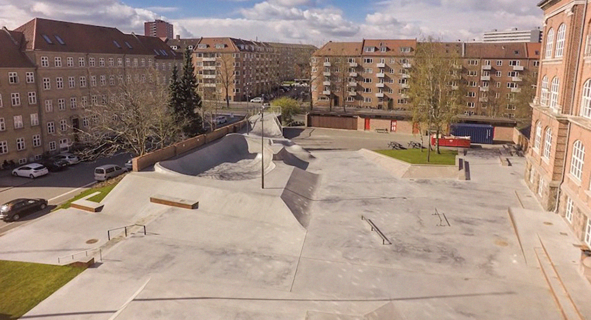 Her ses det meste af skateparken i Århus med bowlen, hips og curbs