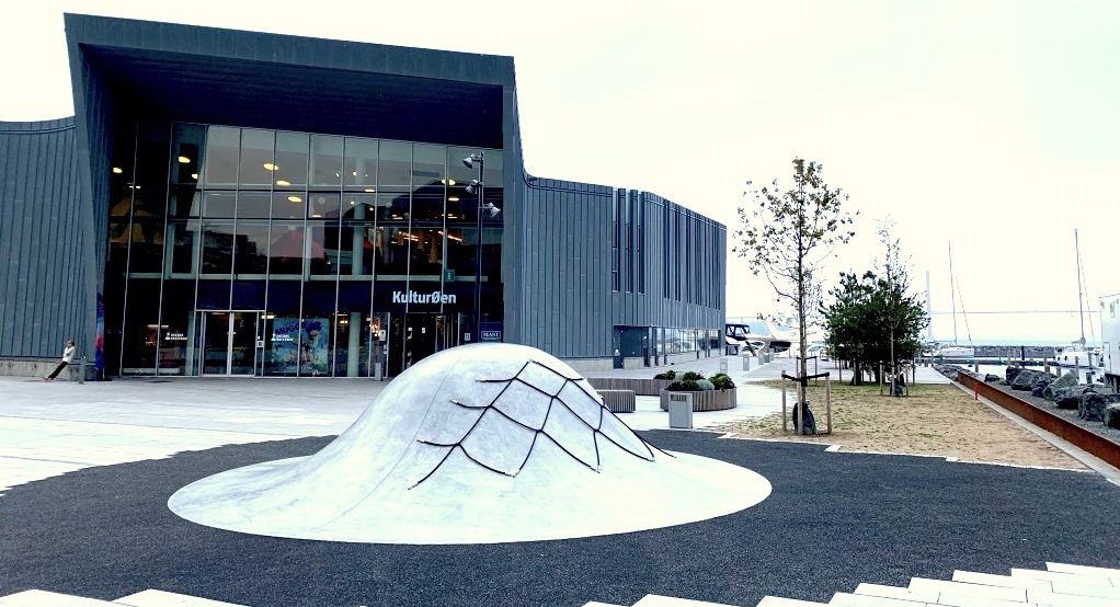 Her ses bygningen Kulturøen i Middelfart med en in situ støbt betonkuppel foran