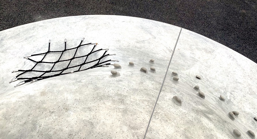 Fugleperspektiv på en beton-kuppel med klatrenet og klatregreb