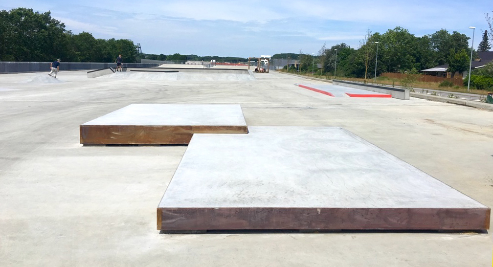 To sammenbyggede manual pads i beton