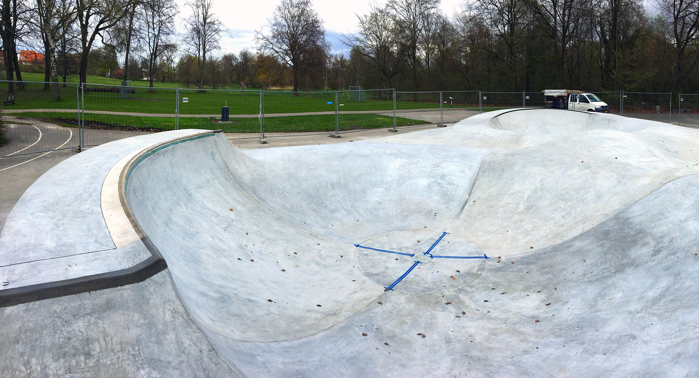 Billedet viser to bowls i beton opført i en park