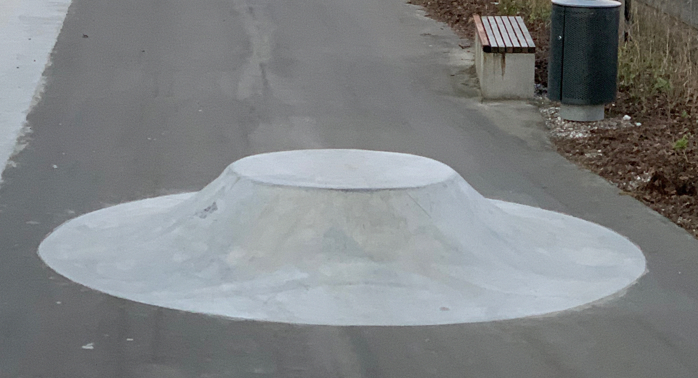 En vulkan-formet rampe i beton