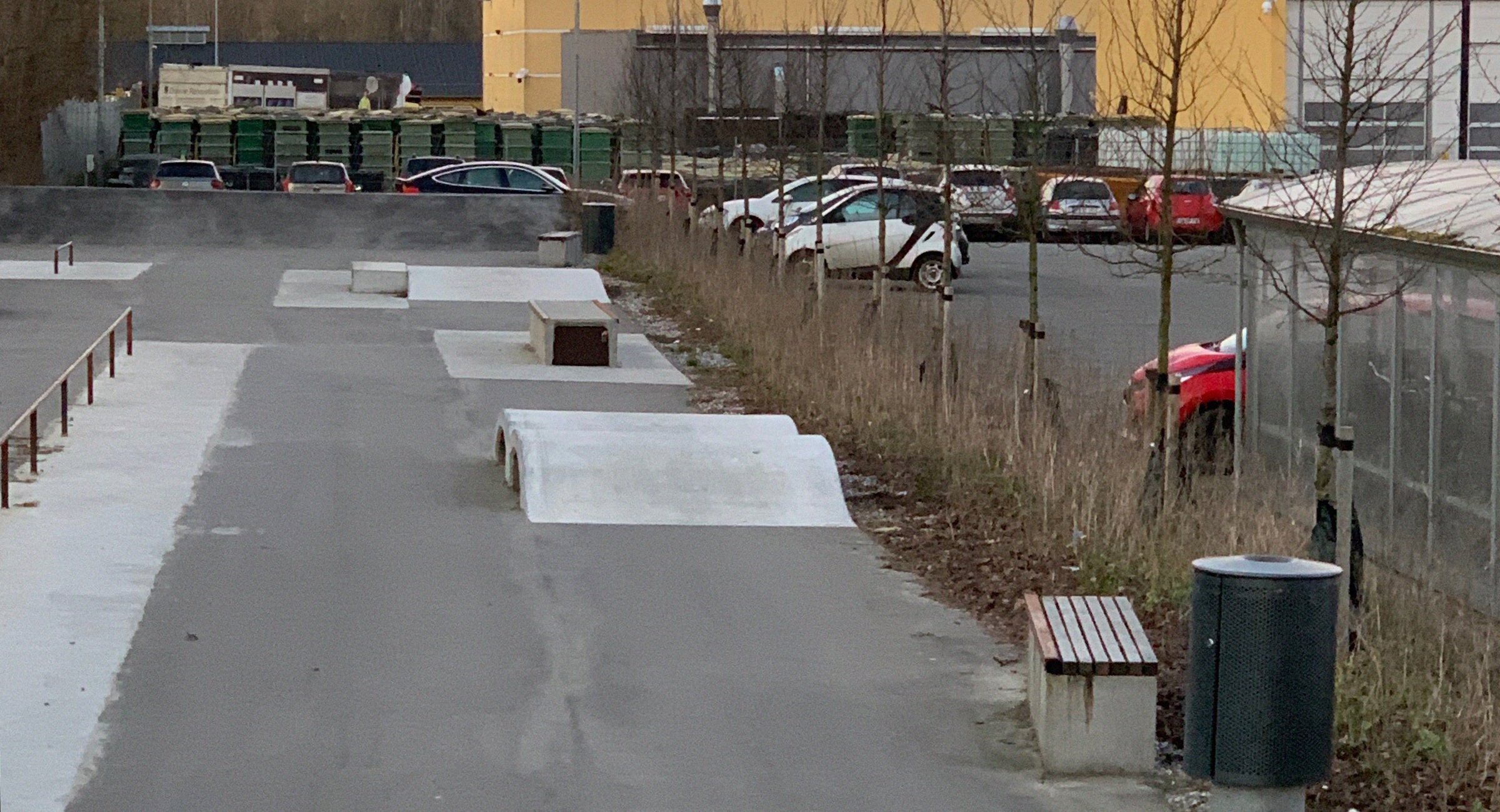 Her ses en række små betonramper til skateboard
