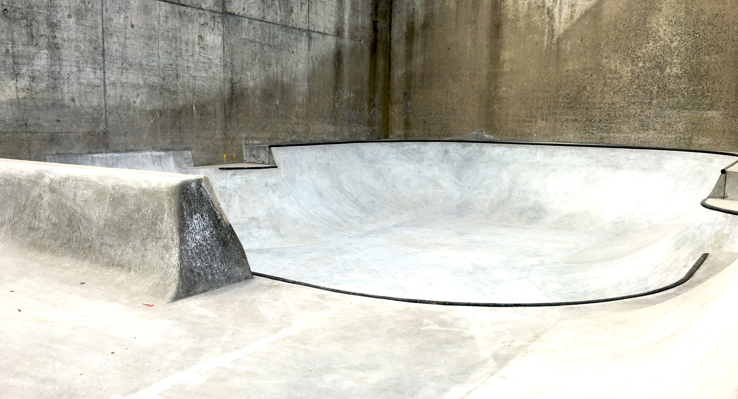Her ses en betonbowl med en dyb og en lav ende
