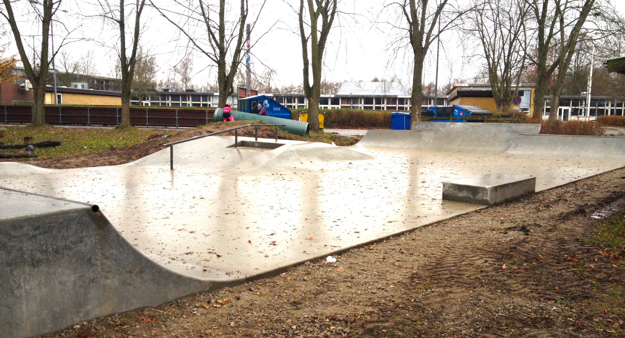 Billedet viser en lille skatebane i beton