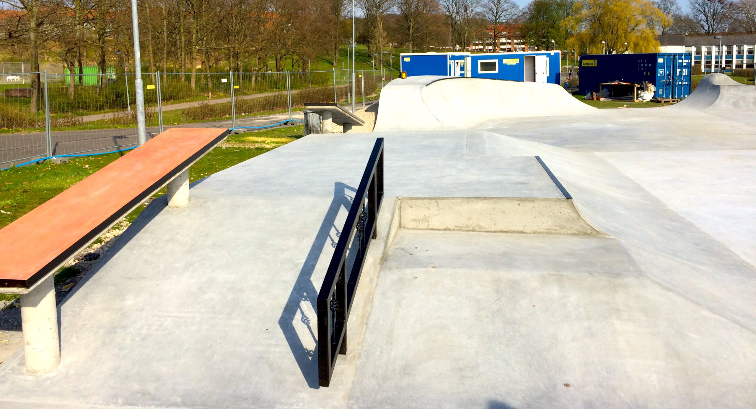 Fra venstre mod højre ses en ledge, et gelænder i metal og et eurogap som indgår i en beton-rampe