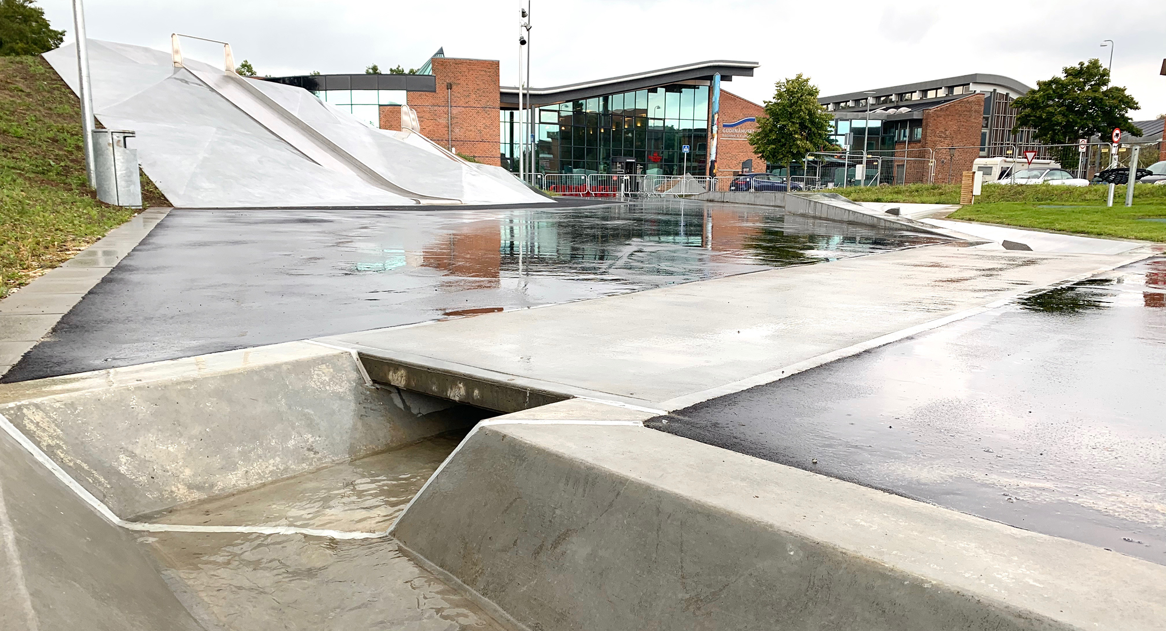 Her ses en kanal i beton til regnvand på Niels Due Jensens Plads i Bjerringbro