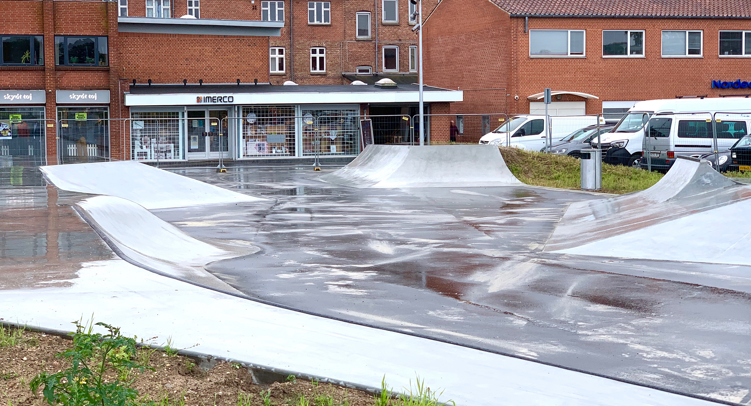 På billedet er en række regnvåde betonramper foran butikker i Bjerringbro