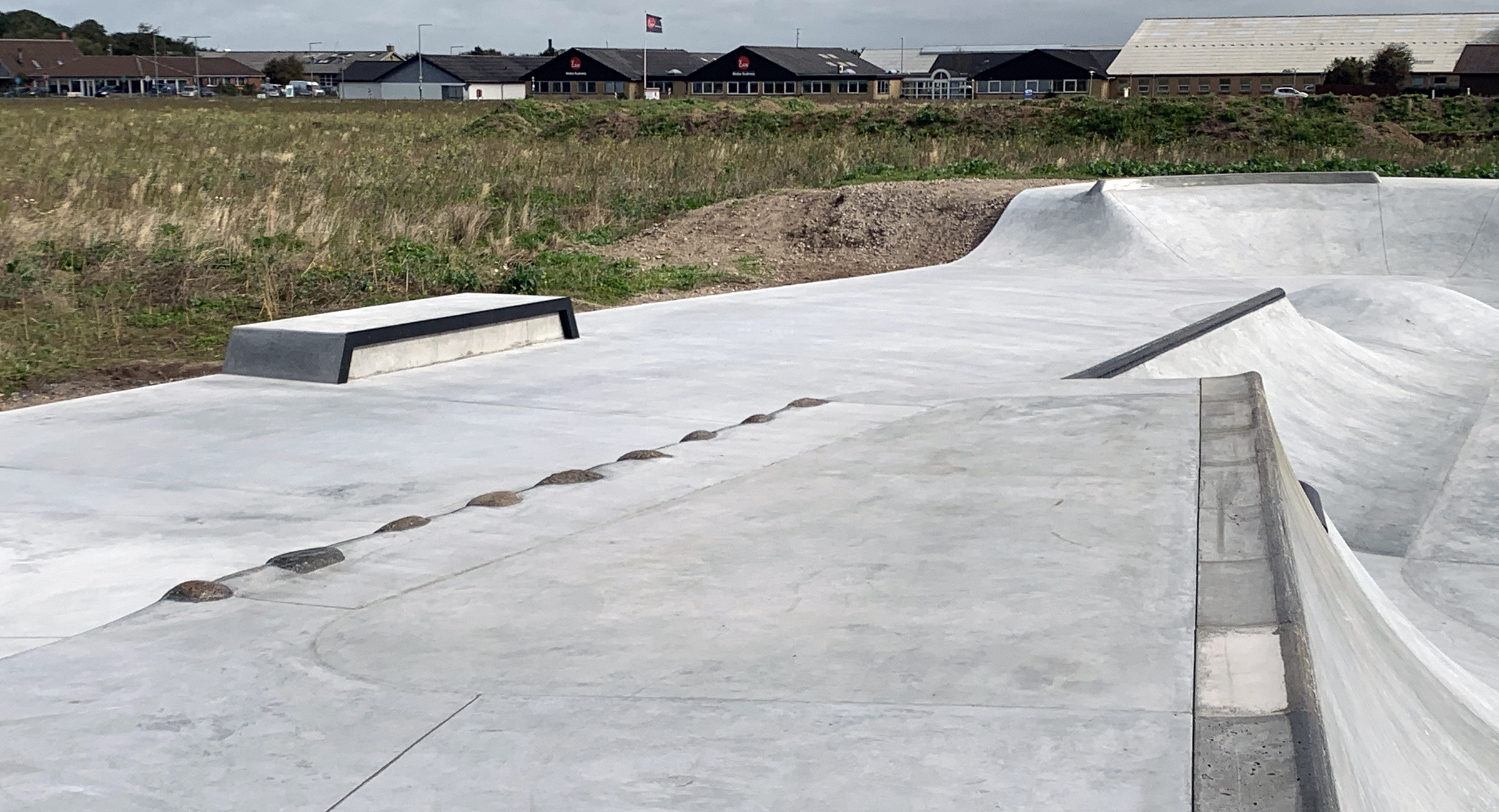 Billedet viser en curb og ramper i skateparken ved Jetsmark Idrætscenter