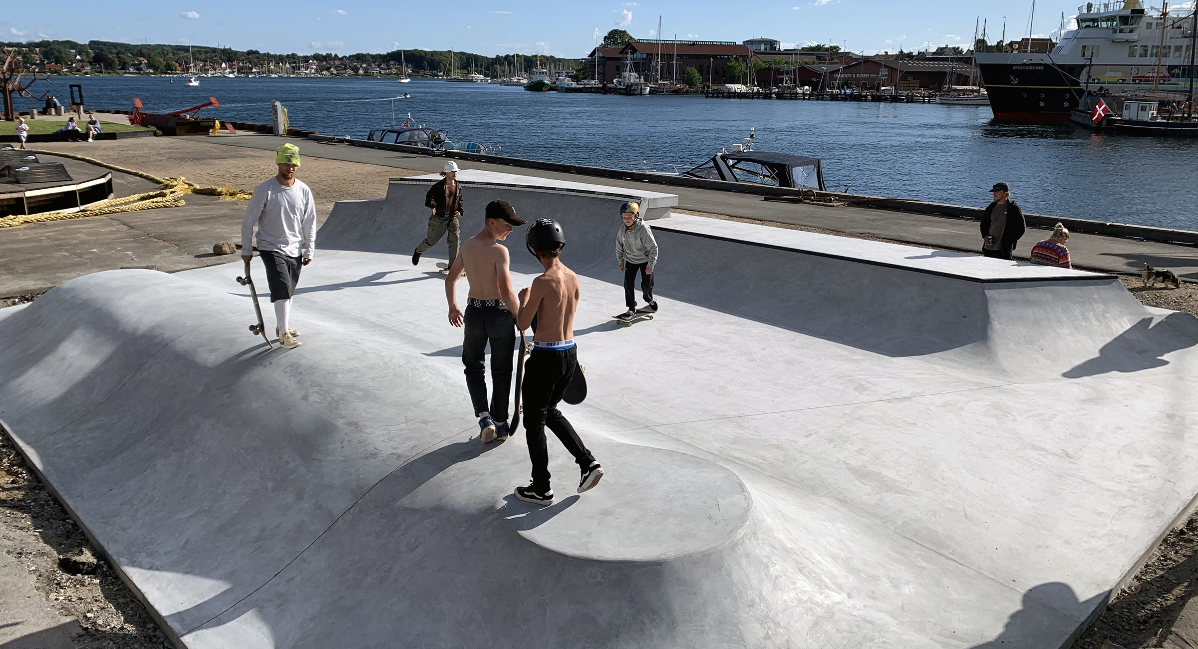 Her ses betonramper med skateboardere på. I baggrunden ses Svendborg havn