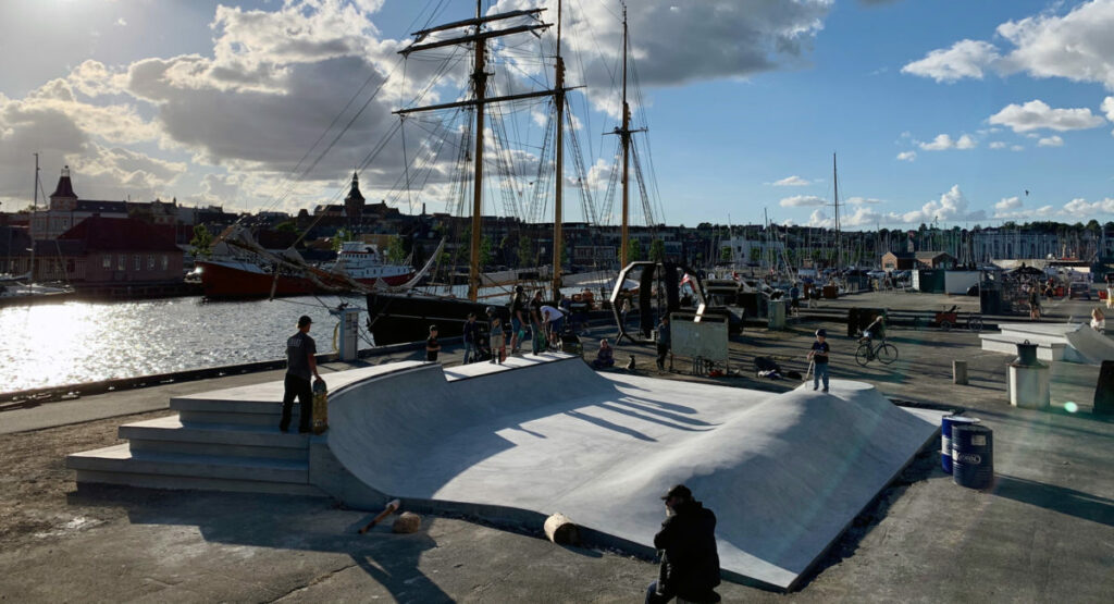 Svendborg skatepark overblik med skatere
