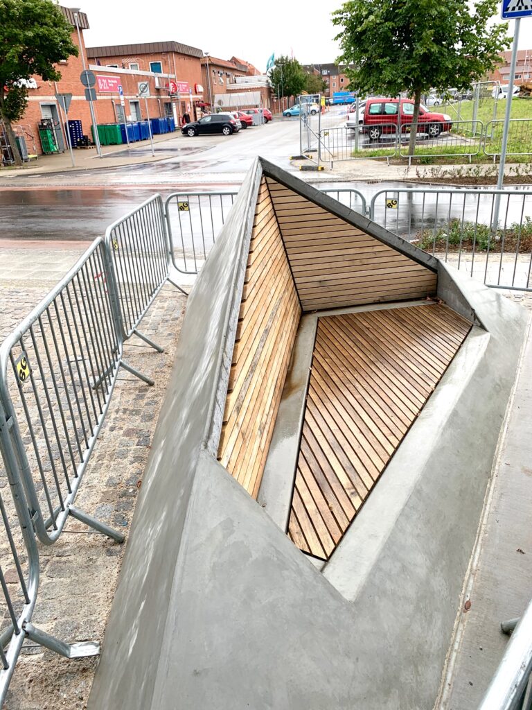 Bjerringbro skatepark bænk i træ og beton