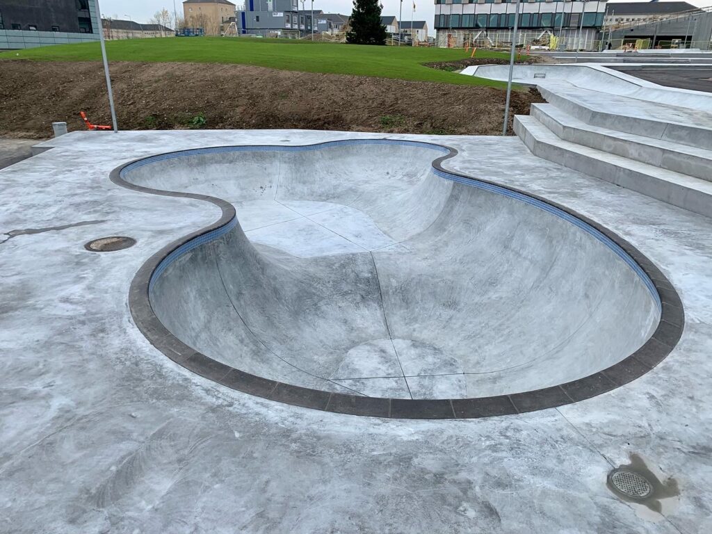 Høje Taastrup skatepark bowl med sort og blå coping