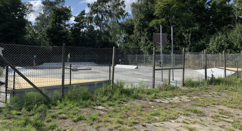 Agedrup skatepark med hegn og skatere
