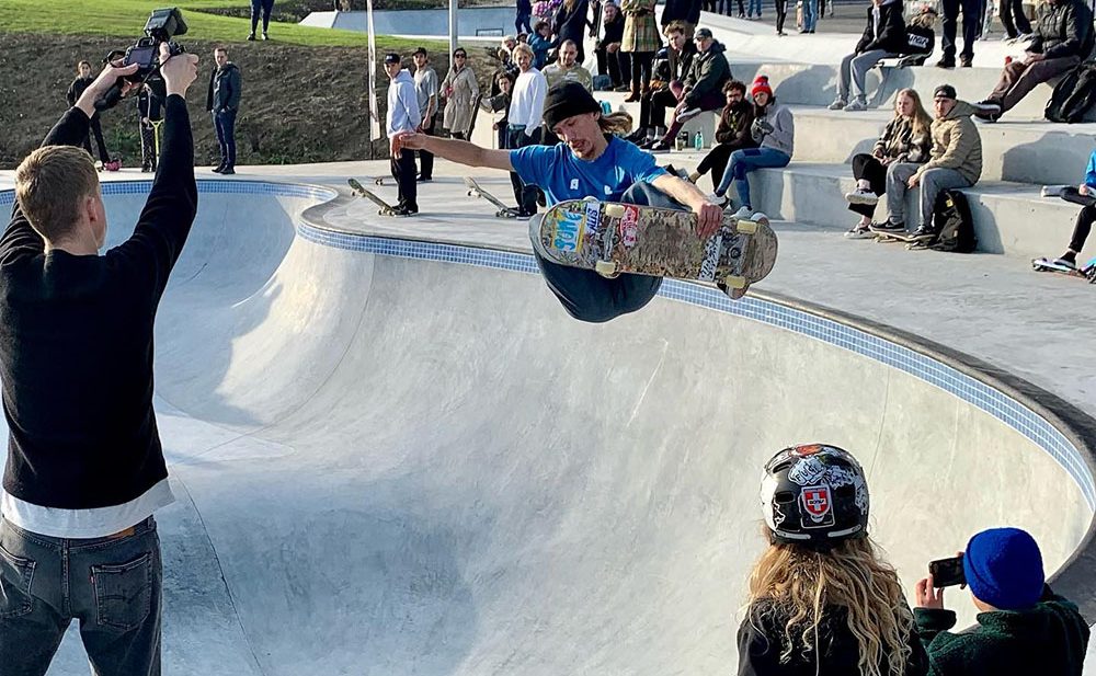 En skater laver en frontside air i bowlen i Høje Taastrup Skatepark