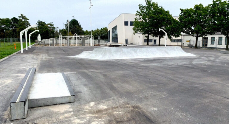 Dragør skatepark overblik, rampe og grindbox