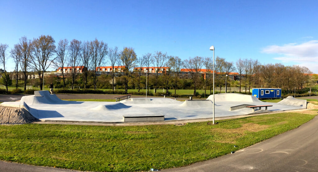 Kalundborg skatepark med ramps, rails, spine osv