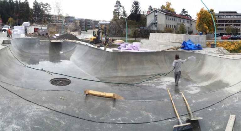Støbning af skatepark bowl i Kilbotn Norge
