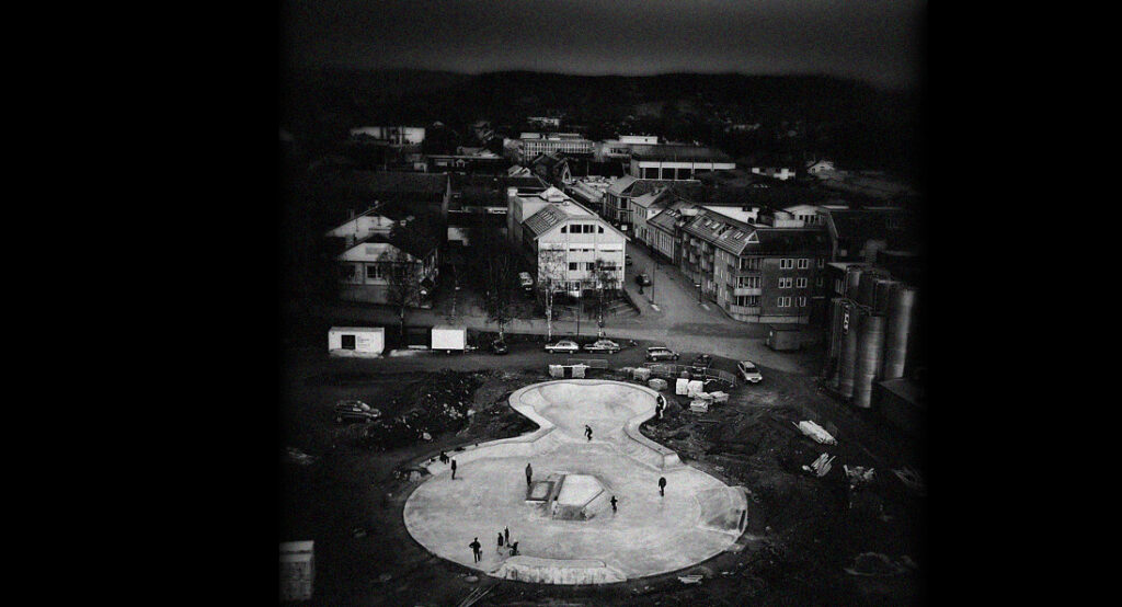 Nat billede af Levanger skatepark med skatere