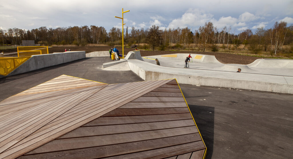 Munkebo skatepark overblik samt børn på løbehjul