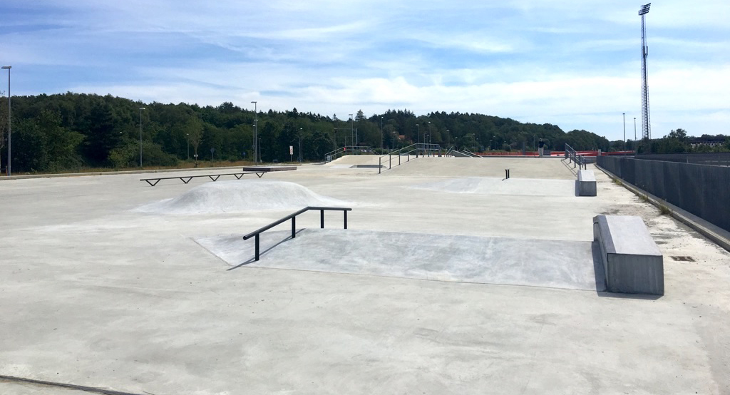 Silkeborg skatepark overblik med ramper, rails og grindbox