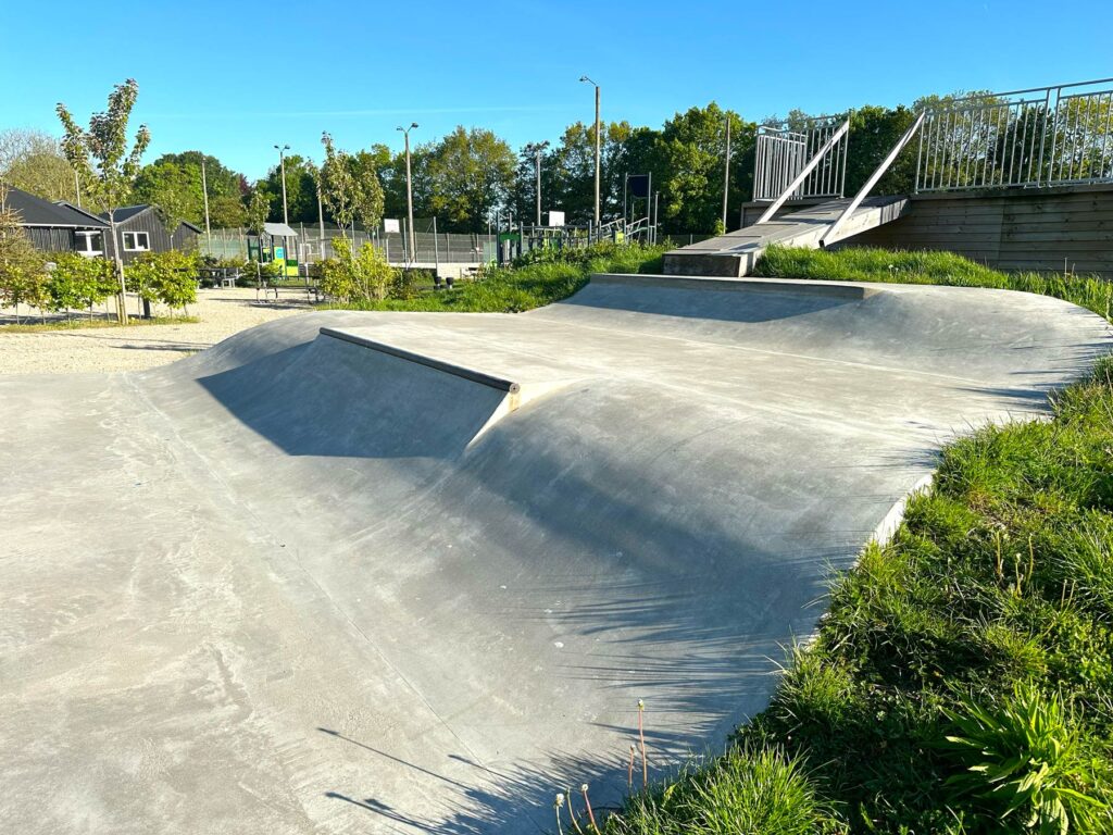 I Hylke ved Skanderborg ligger denne beton skatepark med en stor bubblebank
