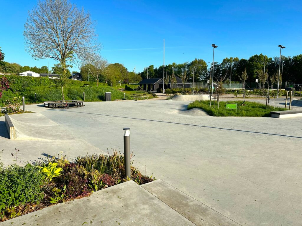 Hylke Bypark er et aktivt byrum hvor flotte bede er vokset op i beton skateparken