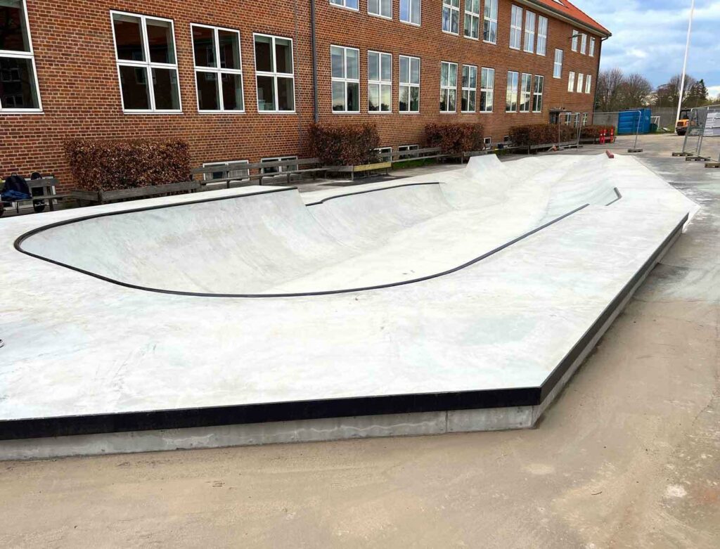 Åben beton bowl støbt i skolegården hos Holme Skolen i Højbjerg