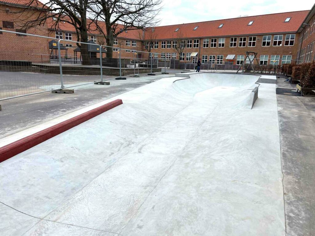 Beton skatepark med slappy ledge malet rød