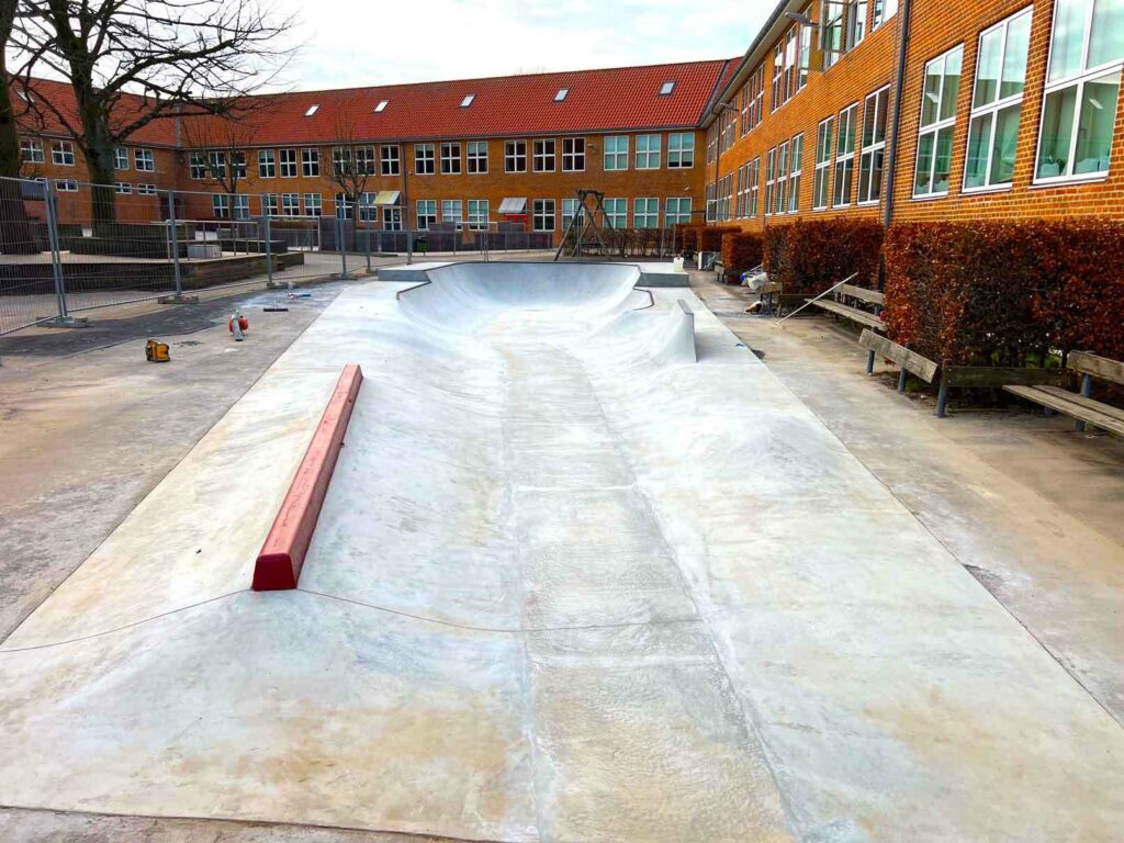 En lille og hyggelig skatepark i beton i skolegården ved Holme Skolen i Højbjerg