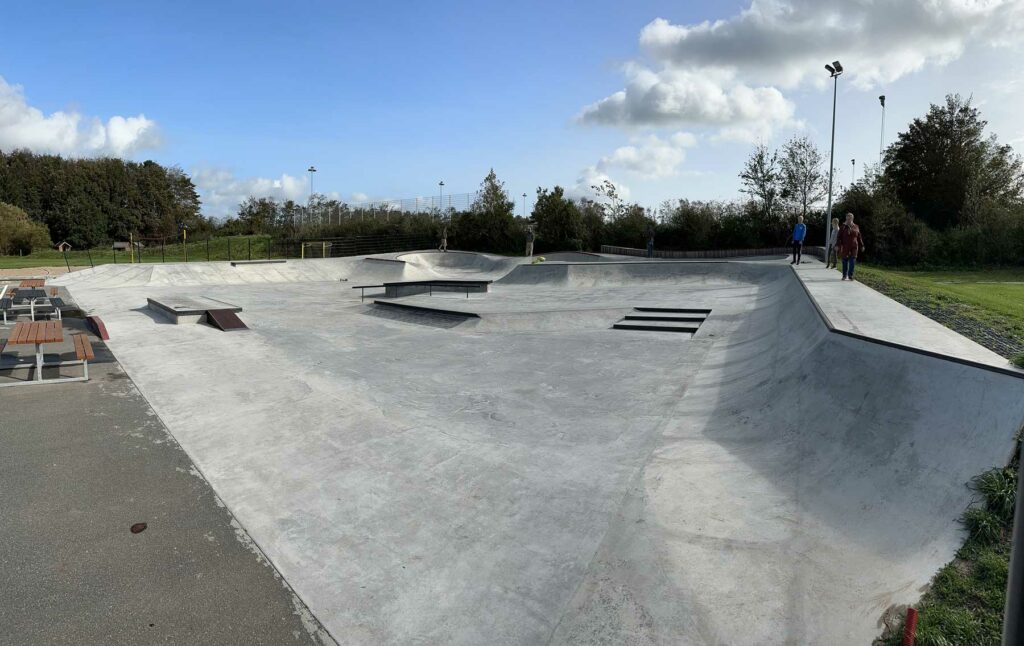 Her ses en beton skatepark i Vester Hassing med mange forskellige obstacles