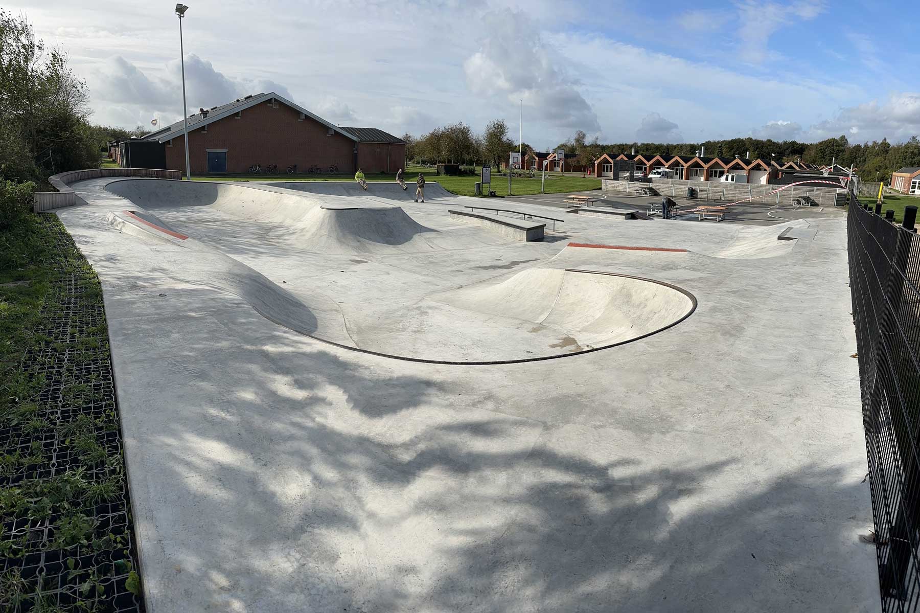 Skatepark støbt i beton i Vester Hassing. På billedet ses transitioner i flere størrelser