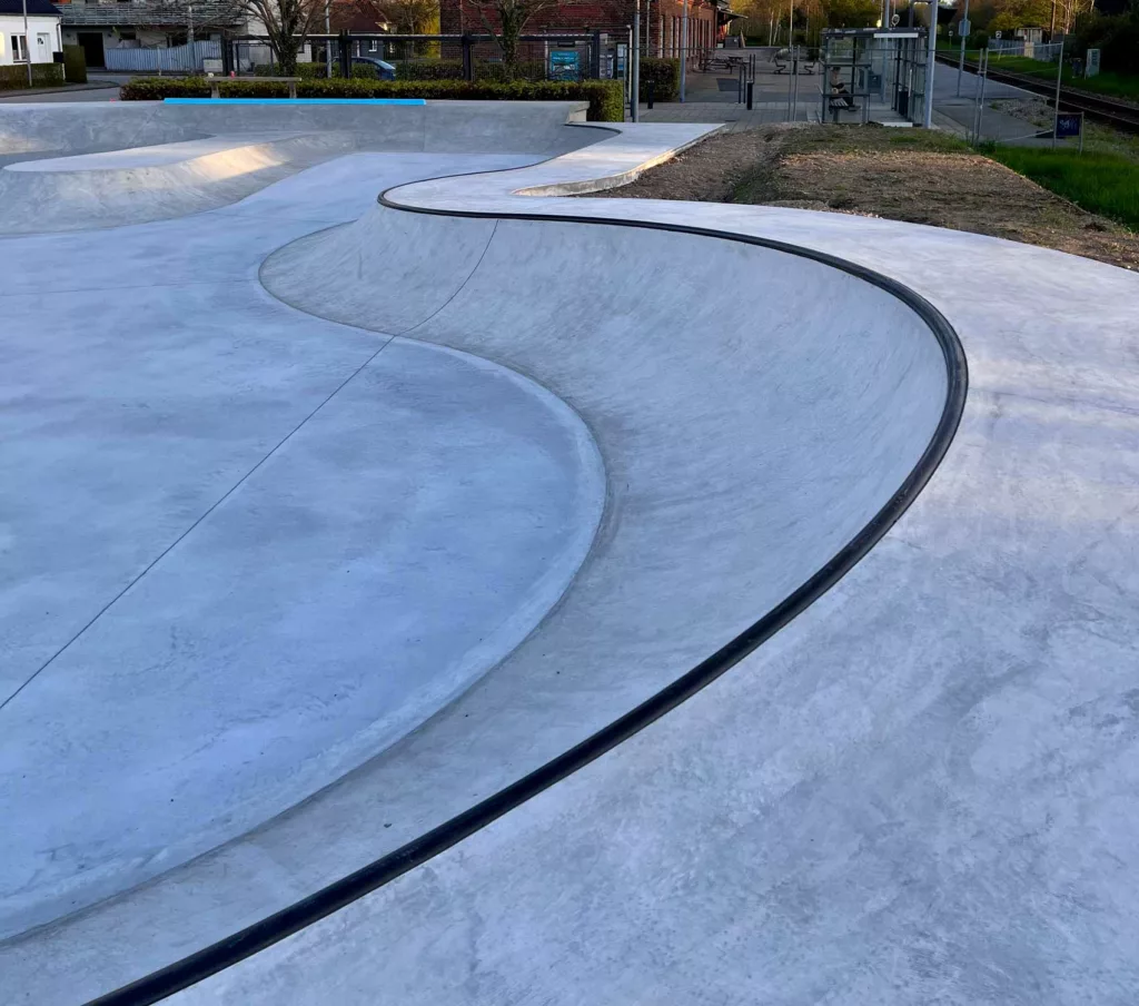 lang quarter i beton i Tarm Aktivitetspark