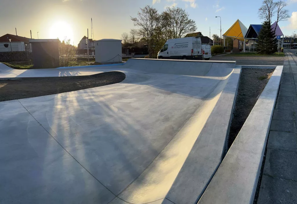 Trekantet bed og buede ramper i beton i Tarm Skatepark