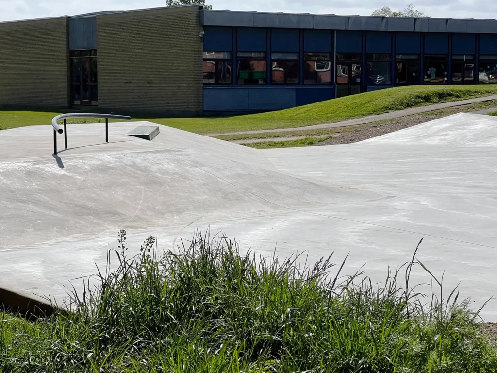 Et hip i en betonskatepark i Svinninge. På toppen af hippen er et sort rails