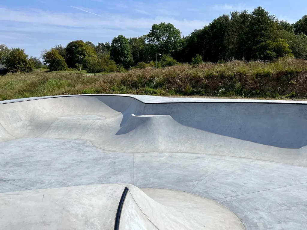 Bowl i beton i den dybe ende af Furesø Skatepark. Der er hip, loveseat og forskellige højder