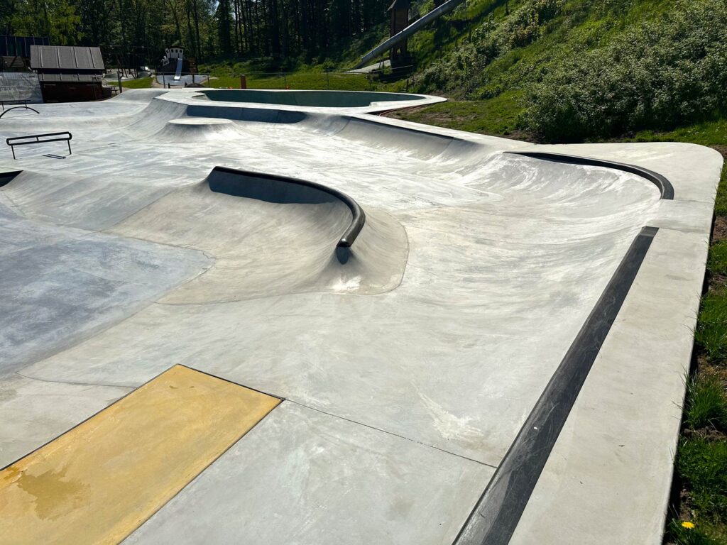 Juelsminde Skatepark støbt i beton med små transitioner i forgrunden og en stor bowl i baggrunden