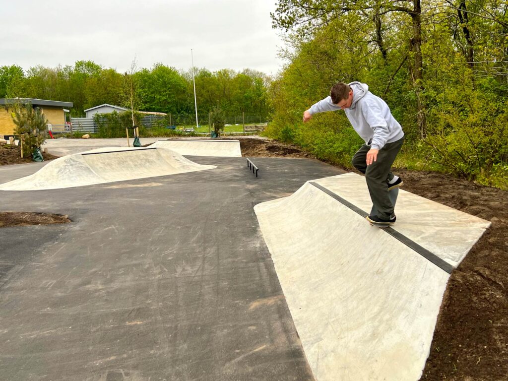 Balder Lehmann laver nosepick på beton quarterpipe i den nye skatepark i Kølvrå ved Karup Jylland