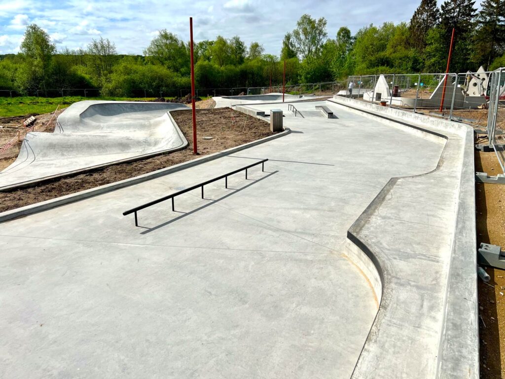 Her ses en ny skatepark i Skanderborg ved Sct. Georgs Gården. Der er både bowls, rails og en lang ledge