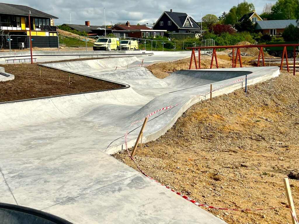 Billedet viser en unik del af den nye beton skatepark i Skanderborg med bumps og corners