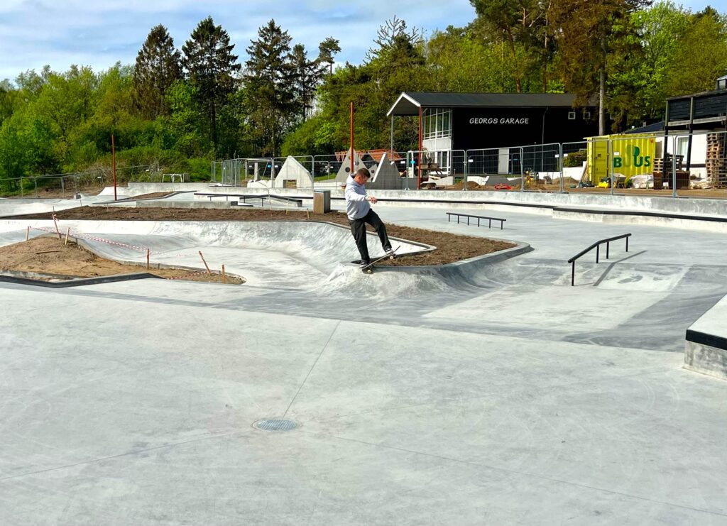 FSR Betons egen Balder Lehmann laver pivot to fakie på en lille transition i Skanderborgs nye skatepark