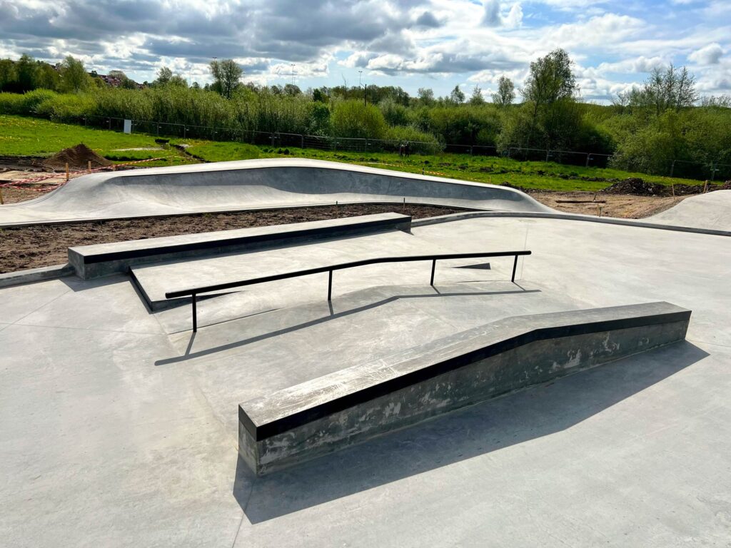 Beton skatepark i Skanderborg med rail, ledges og en sjov wedge
