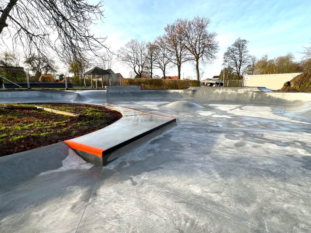 Beton skatepark i Vrå med orange kanter på den fine curb og masser af små transitioner og bumps til sjove linjer