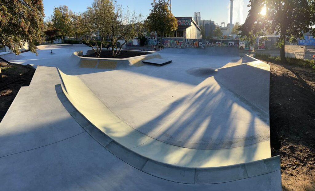 Solen skinner over Karolinelund skatepark i Aalborg hvor der er quarterpipes, curbs, hips og meget mere støbt i beton