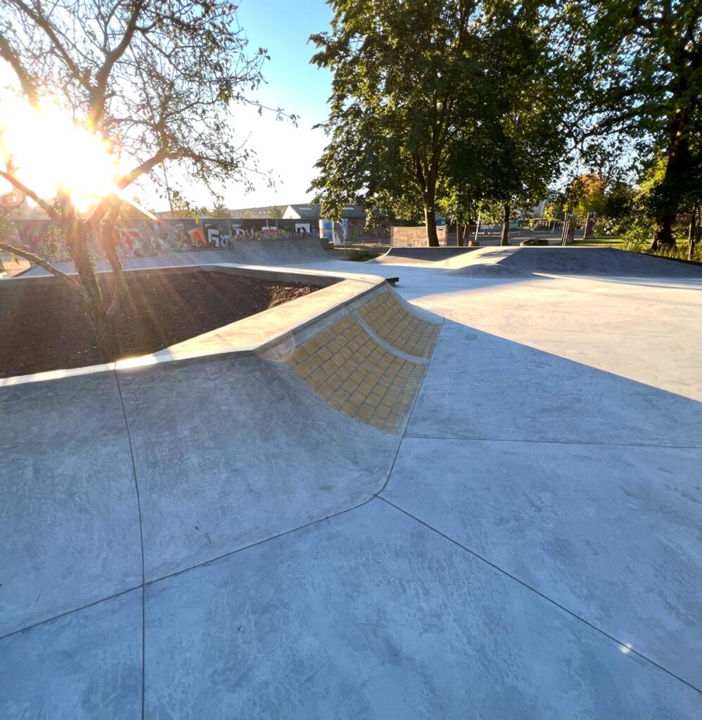 In situ støbt beton i store elementer dækker skateparken mellem ramper i forskellige størrelser