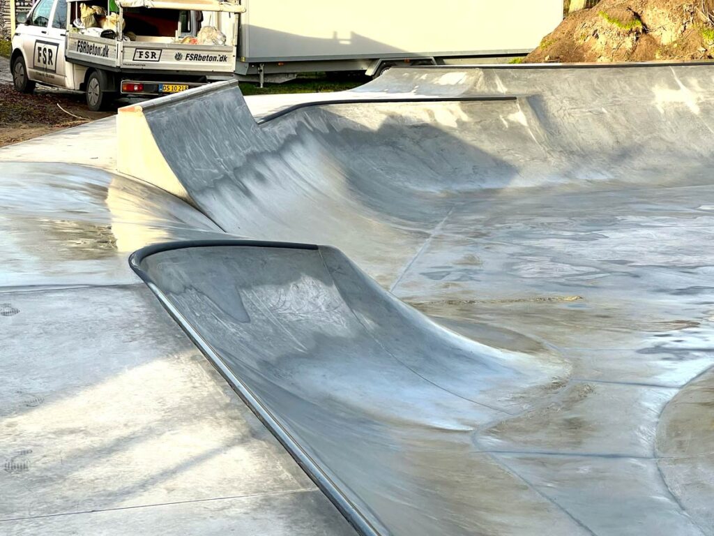 Et langt blik på quarterpipes i Vrå Skatepark. Der er både jerncoping og pool coping på de forskellige højder